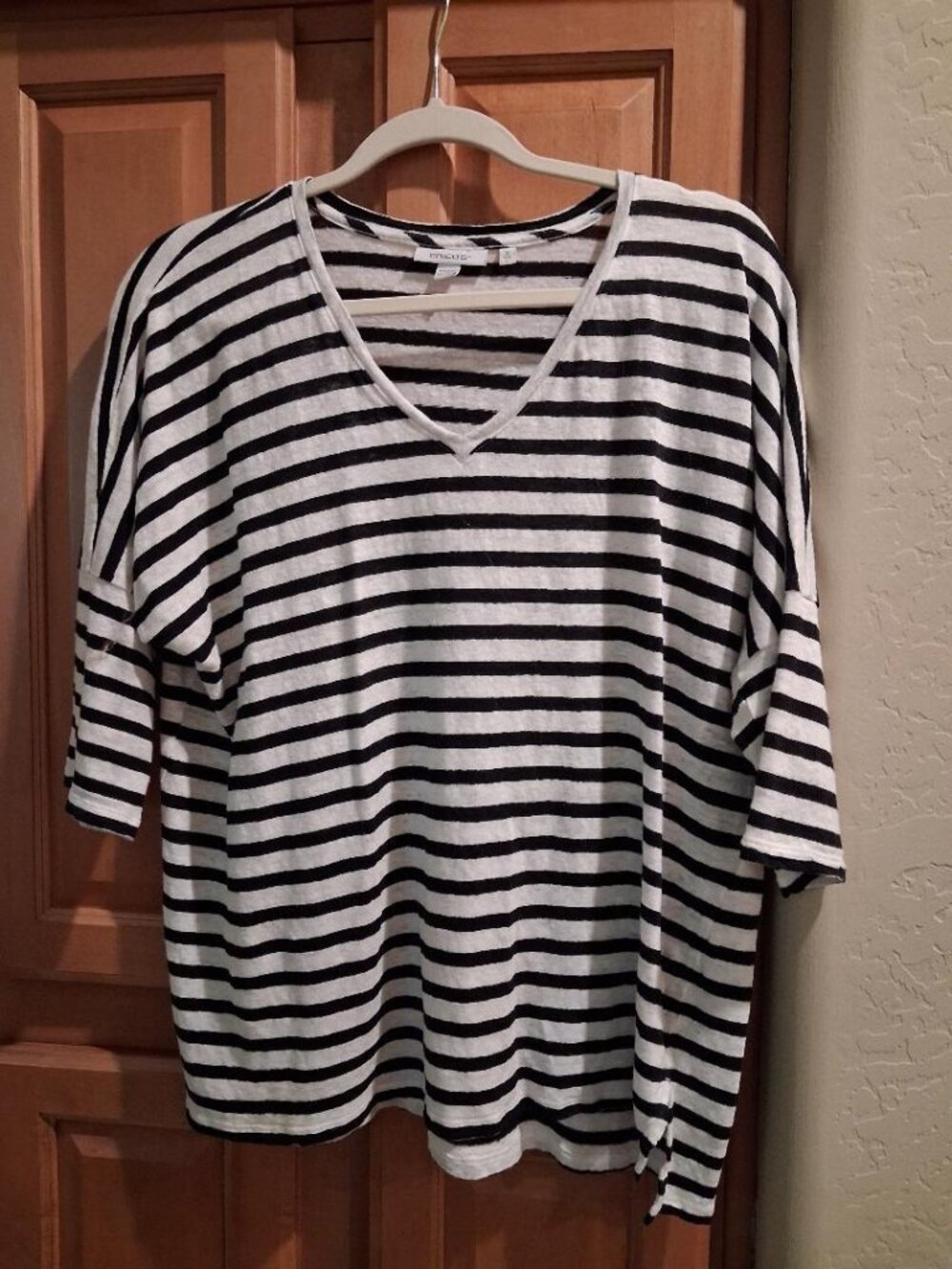 Chico's black/white stripe 100% linen v neck pullover top in size 2/Large
